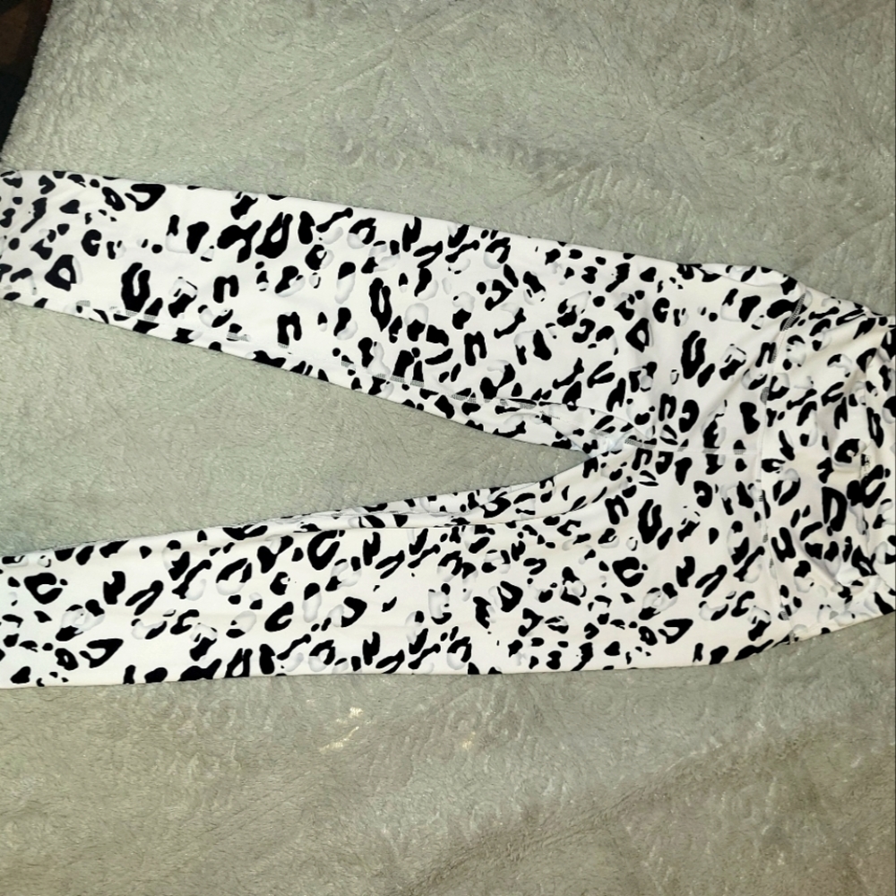 ECHT scrunch butt leggings (Large)